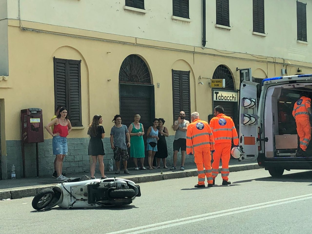 Perde il controllo dello scooter e si schianta in via Borgazzi