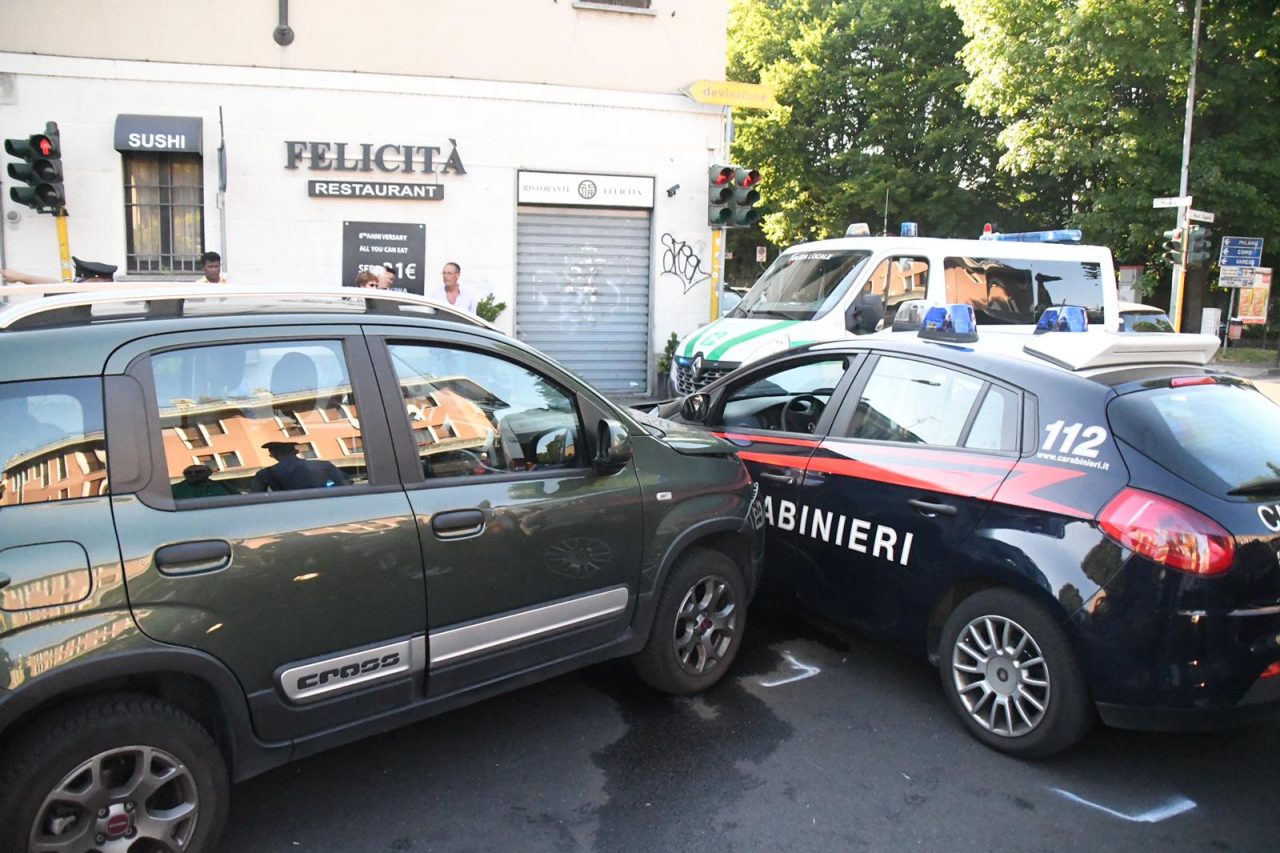Schianto tra una Panda e un’auto dei Carabinieri: quattro feriti FOTO