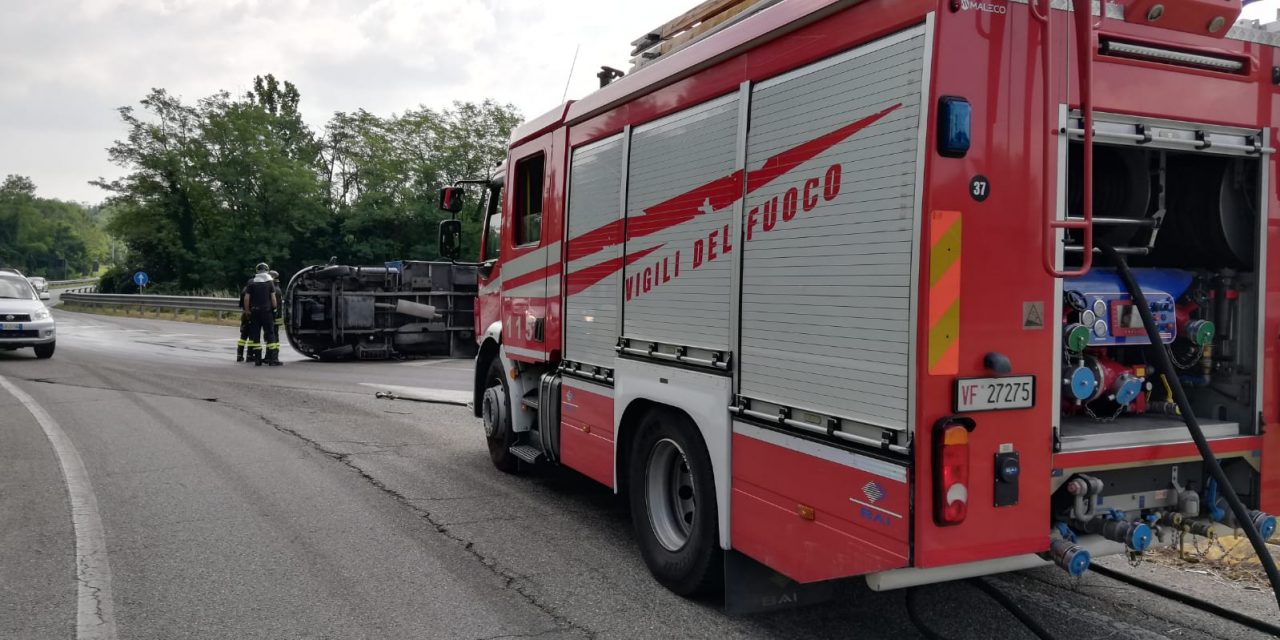 Furgone si ribalta sulla provinciale tra Carnate e Usmate