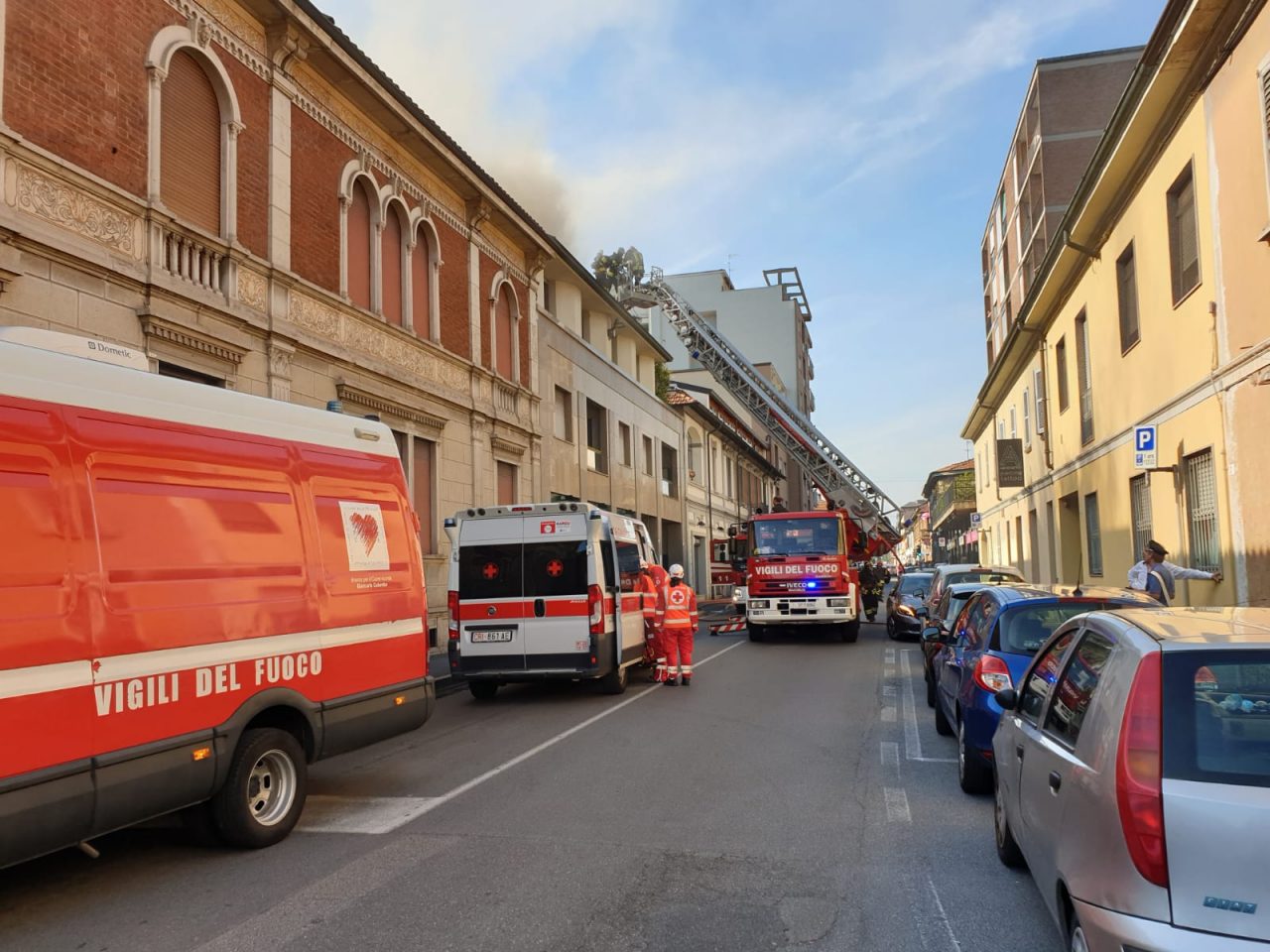 Tetto a fuoco a Lissone: Vigili del fuoco sul posto FOTO VIDEO
