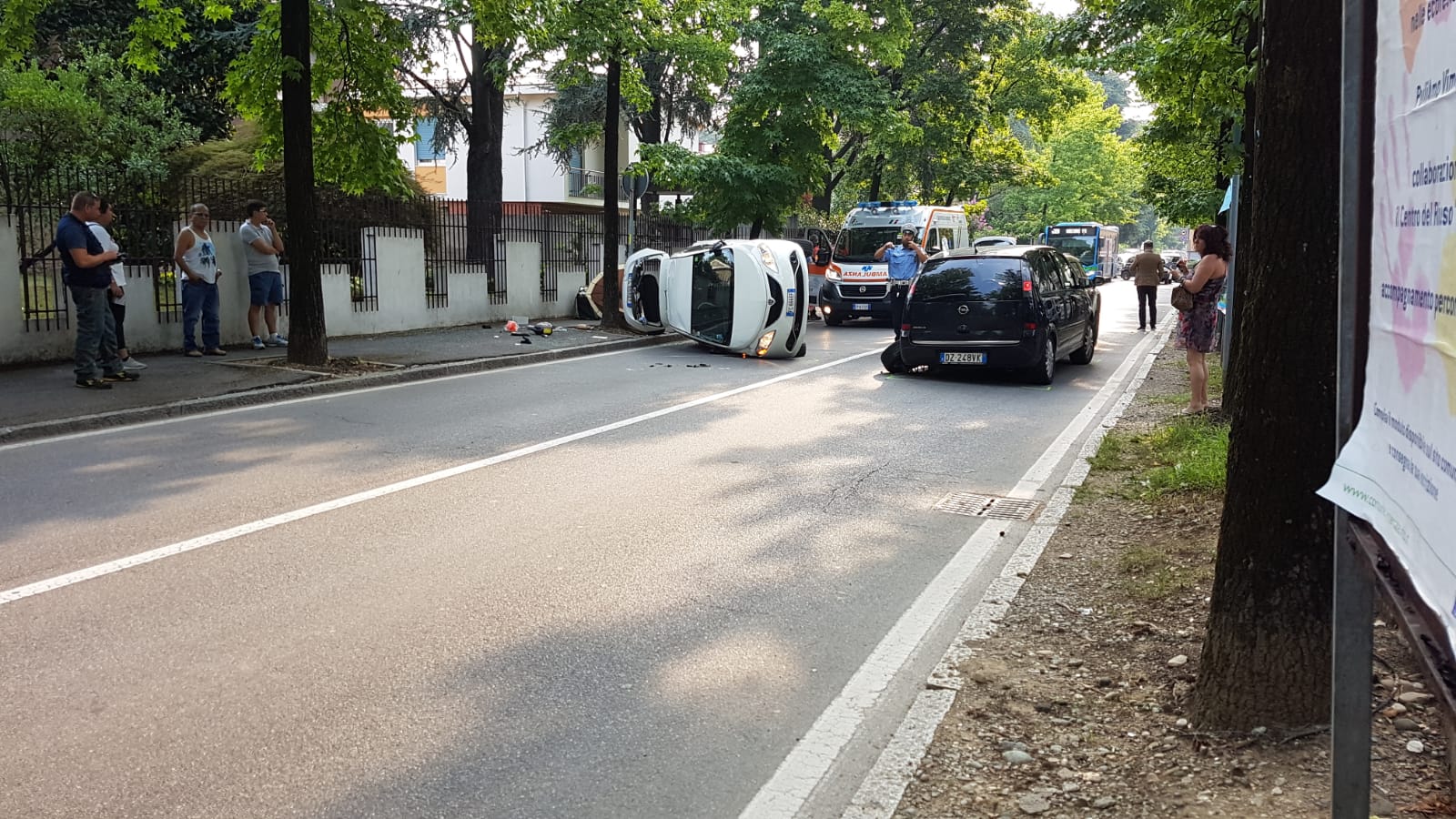 Vimercate incidente auto ribaltata via Cremagnani