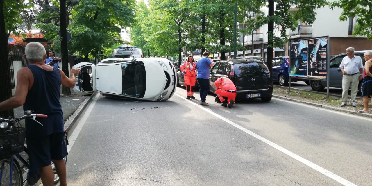 Auto si ribalta, paura a Vimercate GALLERY