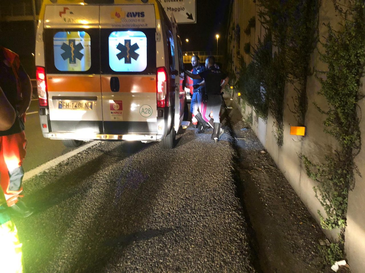 A piedi in tangenziale nord, salvato dagli ausiliari FOTO E VIDEO