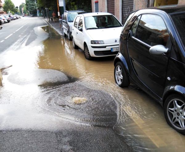 Acqua, un fiume in strada, i residenti pescano