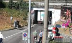 Un altro camion incastrato sotto il ponte della ferrovia