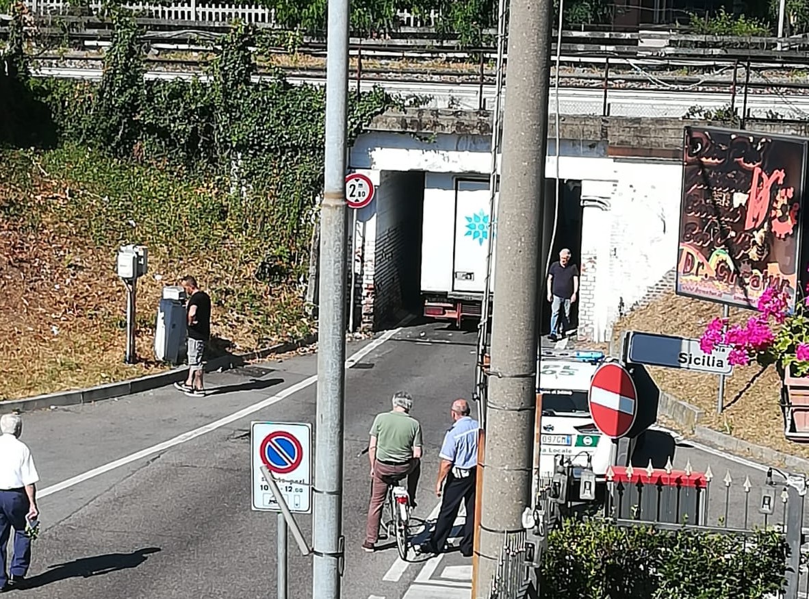 Un altro camion incastrato sotto il ponte della ferrovia
