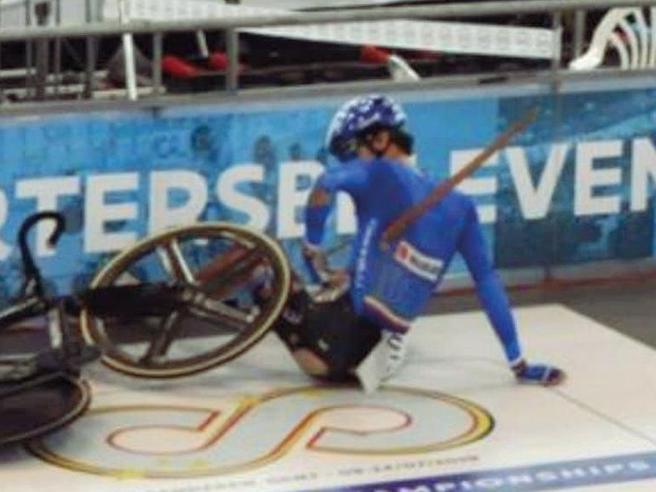 Ciclista infilzato da un legno