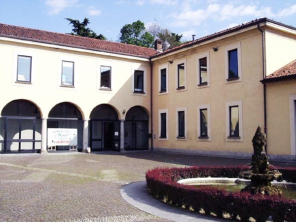 Il consigliere grillino scivola sugli orari di apertura della biblioteca