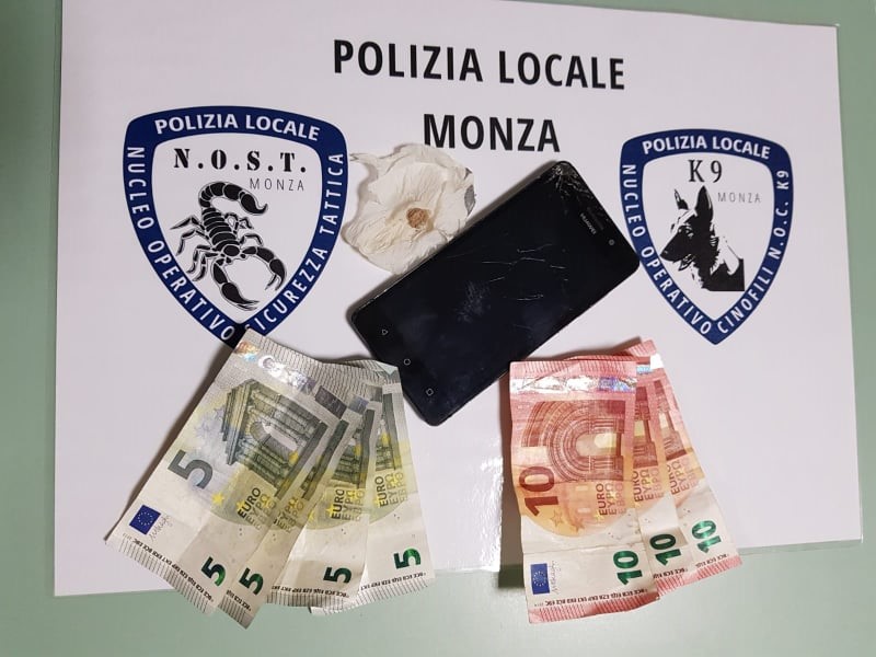 Spaccia eroina in centro, arrestato