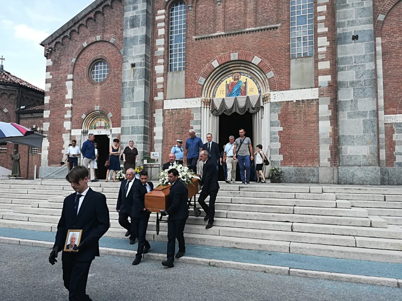 Ucciso dal figlio, un applauso per l’ultimo saluto