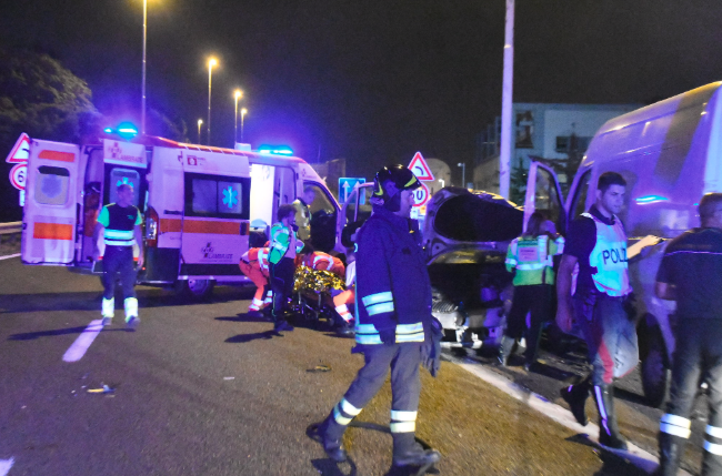 Grave incidente stradale in Tangenziale: ferita una 51enne FOTO VIDEO