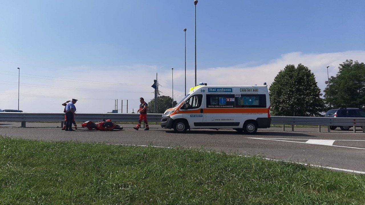 Schianto tra auto e moto: paura per un 48enne