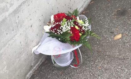 Carabiniere ucciso a Roma, un mazzo di fiori davanti alla caserma di Seregno
