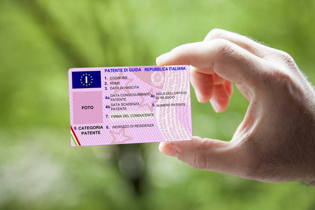 Patente ritirata: dopo l’incidente mostra quella del fratello che gli somiglia
