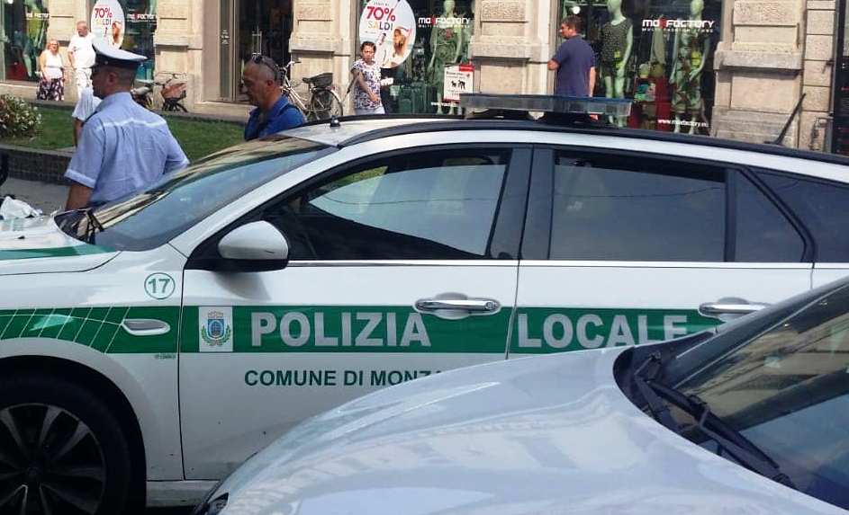 Paura in centro, ubriaco sfascia le auto in sosta