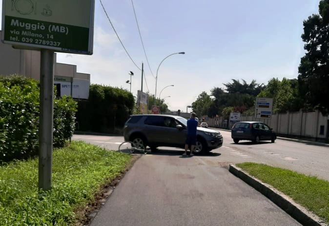 Suv contro bici, paura in via Lario