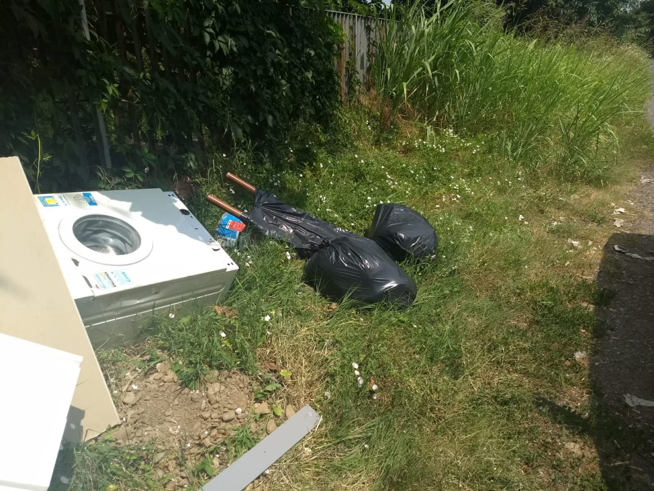 Scarica rifiuti in via Gorki individuata e multata