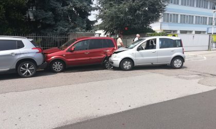 Sfondato parabrezza, che schianto tra due auto
