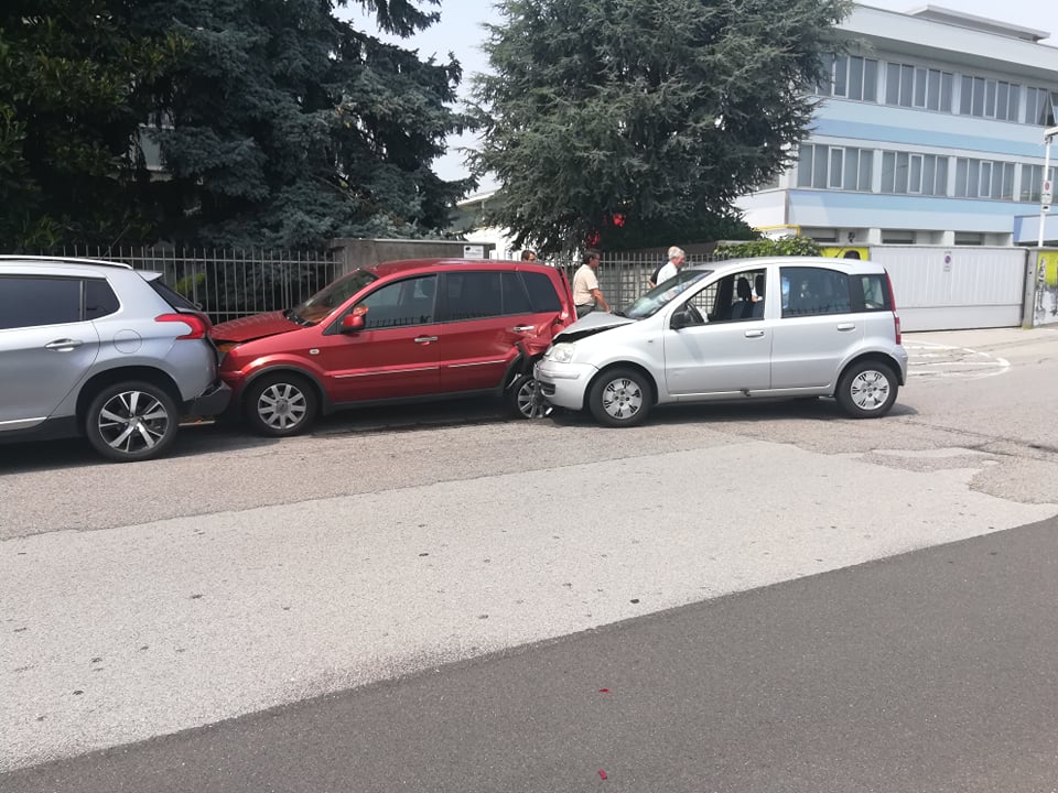 Sfondato parabrezza, che schianto tra due auto