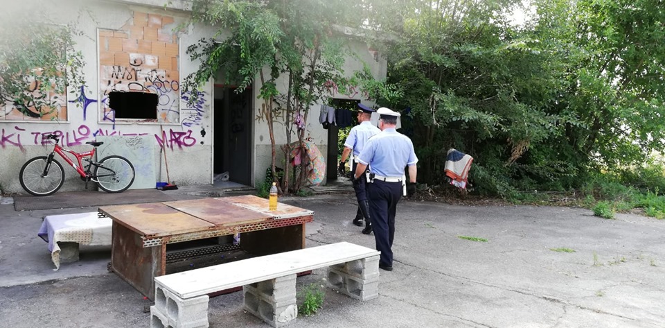 Sgombero fabbrica in disuso occupata da venti rom FOTO
