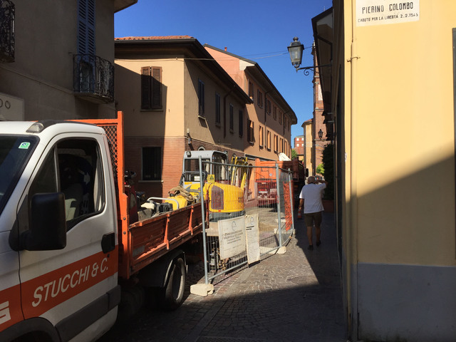 Lavori in corso in via Cavour a Vimercate