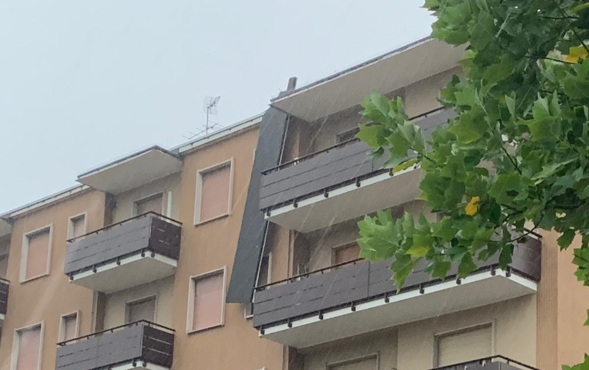 Maltempo, scoperchiato il tetto di un palazzo a Villasanta