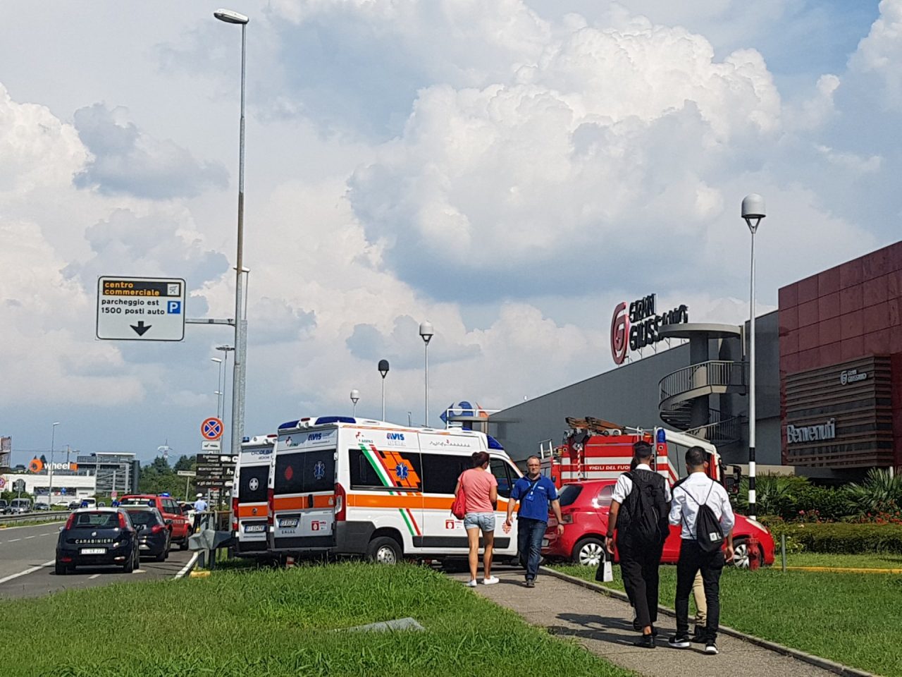 principio incendio centro commerciale giussano