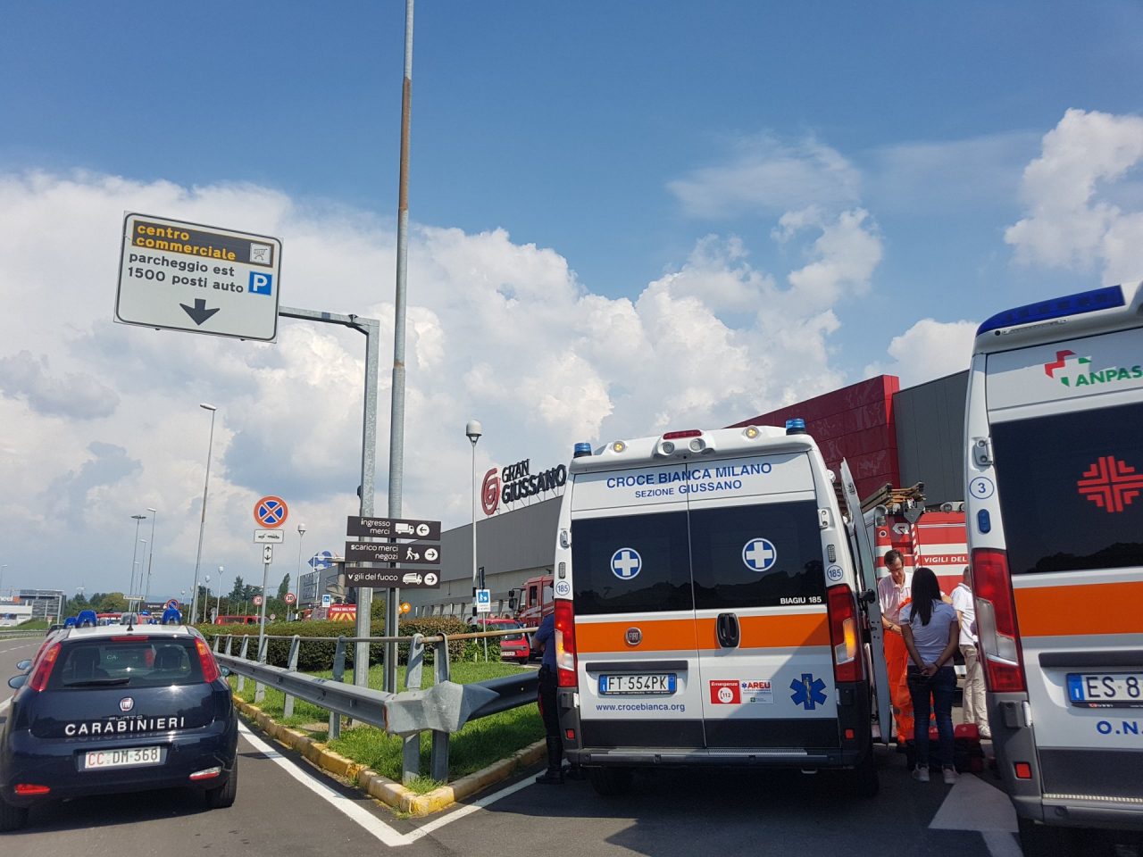 Giussano, principio di incendio al centro commerciale