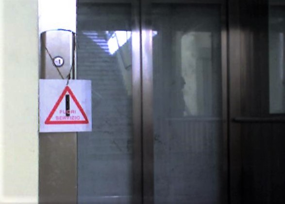 Bloccata sulla sedia a rotelle per l’ascensore guasto