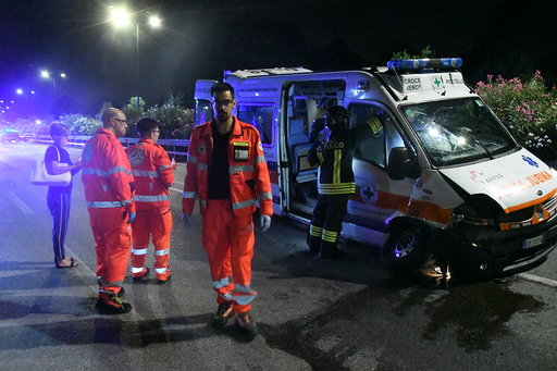 Ambulanza con donna incinta a bordo si scontra con un’auto: otto feriti VIDEO