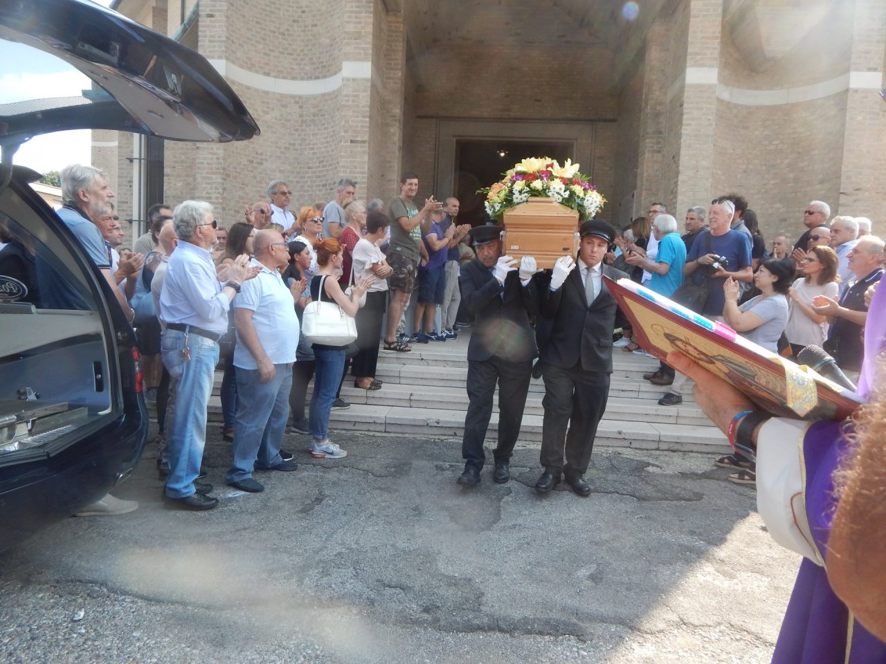 Seveso, commosso saluto ai funerali di Matteo Ronzoni – FOTO