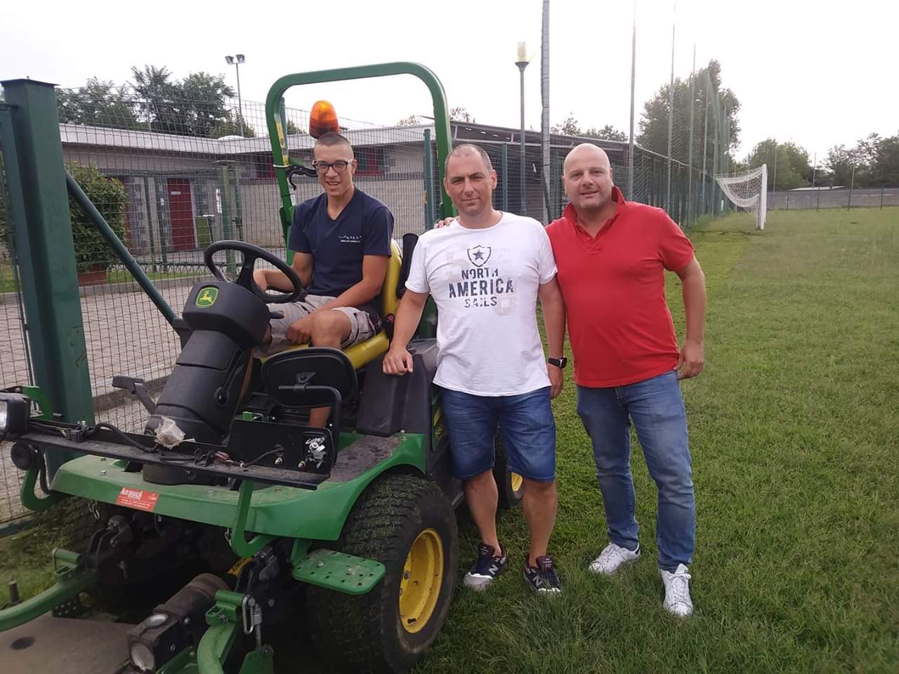 Il sindaco di Mezzago taglia l’erba del campo sportivo