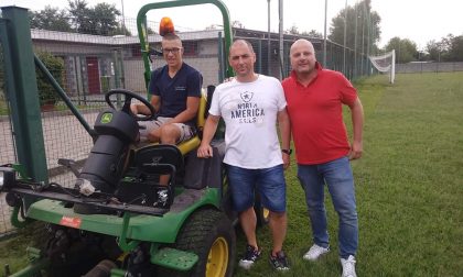 Il sindaco di Mezzago taglia l'erba del campo sportivo