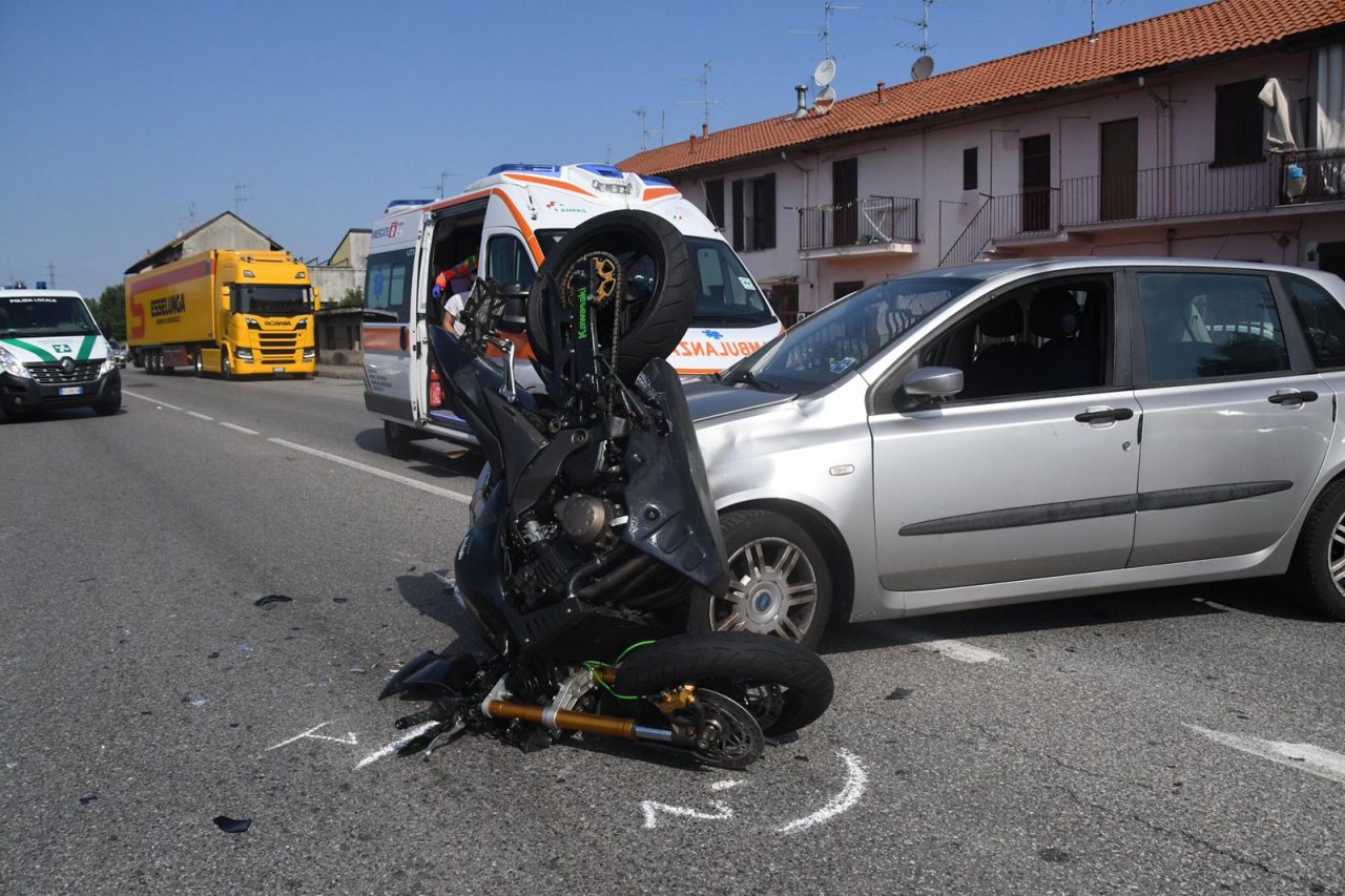 Schianto in moto a Monza, gravissima una ragazza FOTO