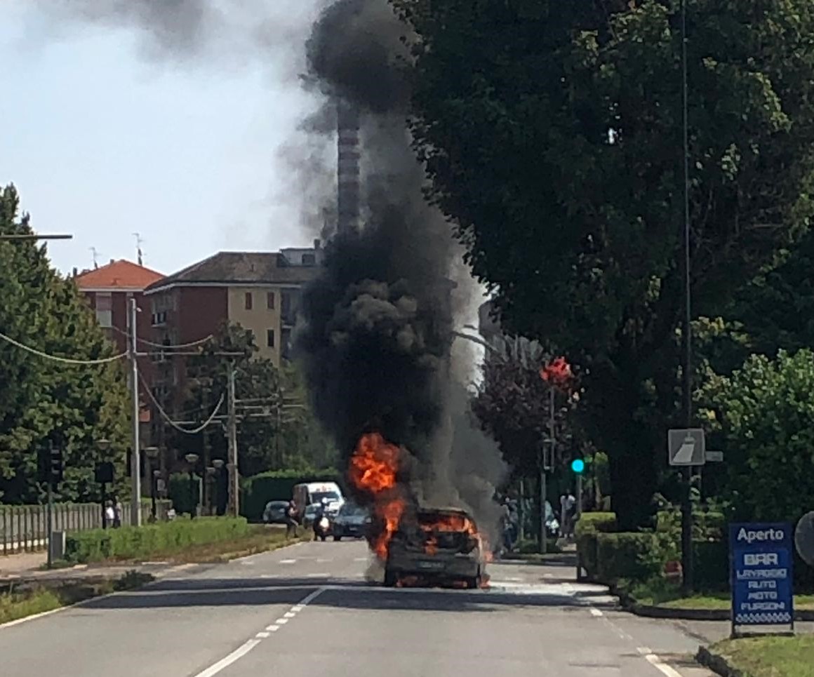 Auto prende fuoco in strada illeso il conducente