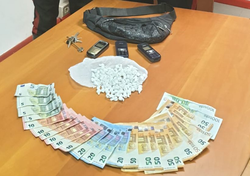 In fuga con oltre cento dosi di cocaina: preso dai Carabinieri