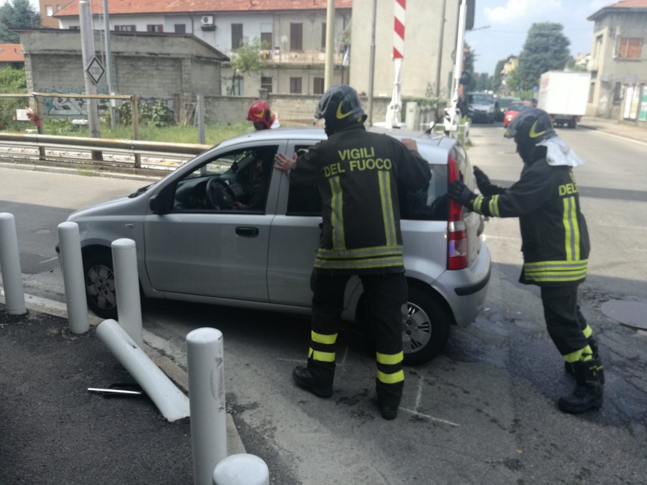 Violento scontro all’incrocio accanto alla ferrovia FOTO