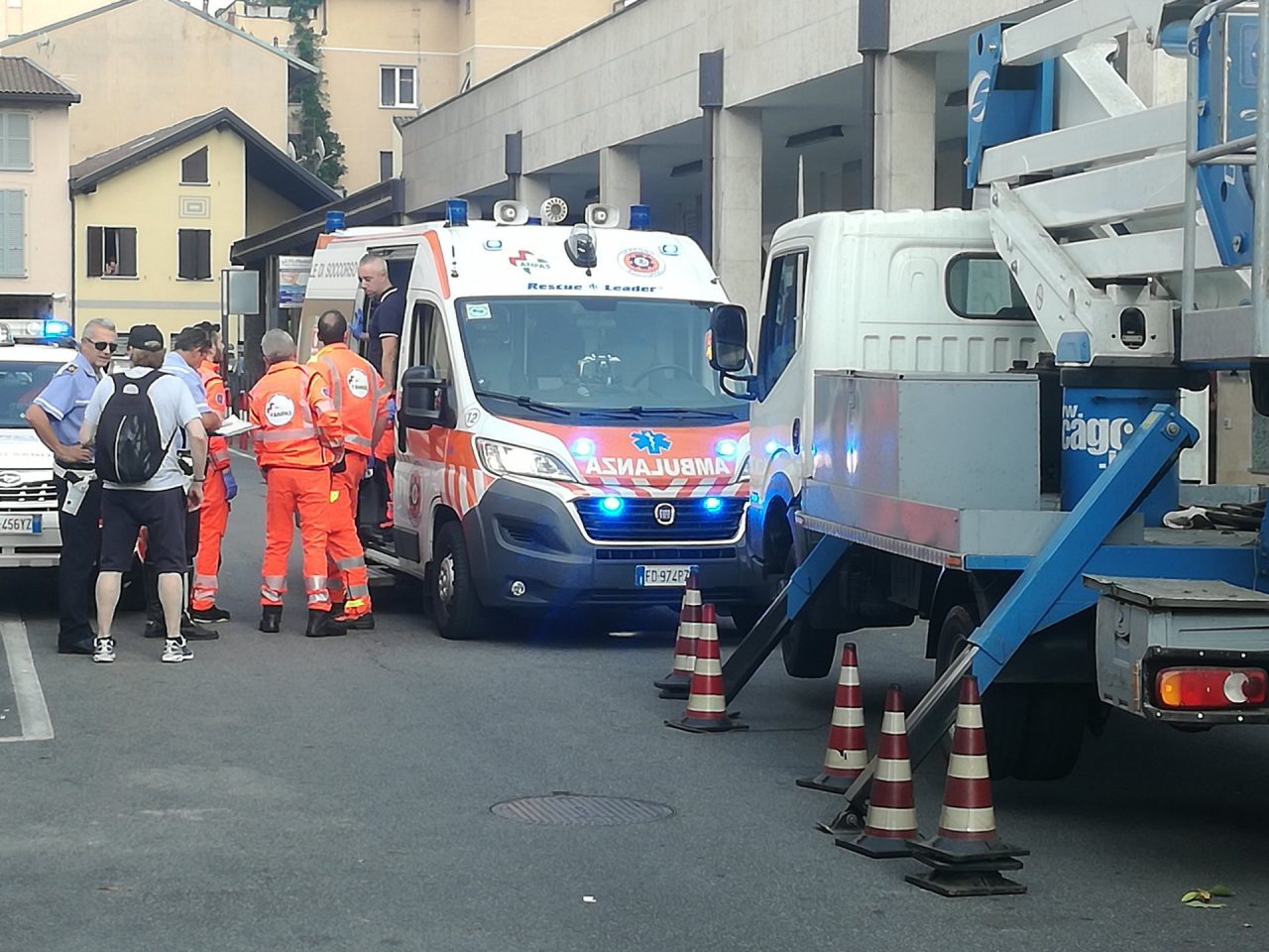 Si ferisce a un braccio mentre taglia un albero FOTO