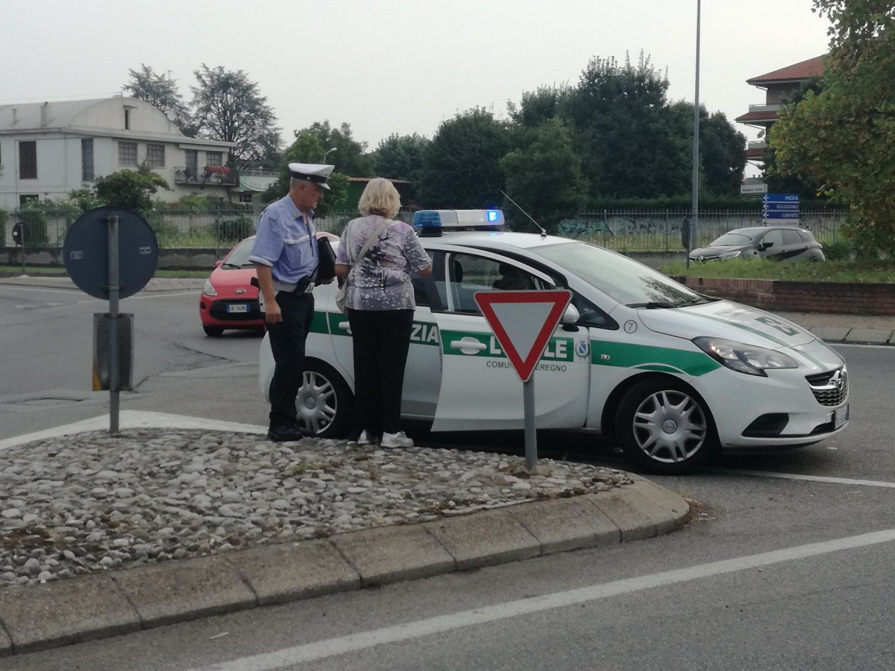 Ciclista investito da un’auto nella rotatoria