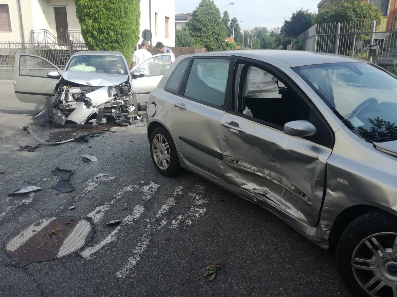 Auto sfasciate dopo lo scontro all’incrocio FOTO