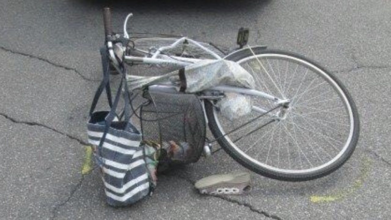 La borsa finisce nei raggi, rovinoso volo dalla bici per una donna