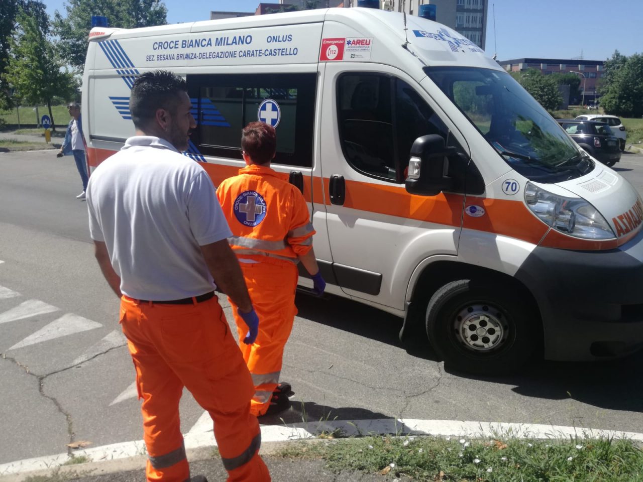 Paura per un ciclista dopo la caduta in strada FOTO