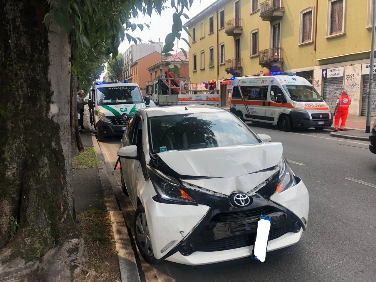 Anziano attraversa improvvisamente. Tamponamento per evitarlo FOTO