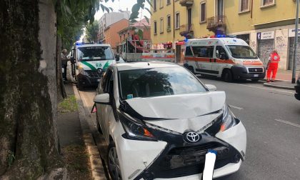 Anziano attraversa improvvisamente. Tamponamento per evitarlo FOTO