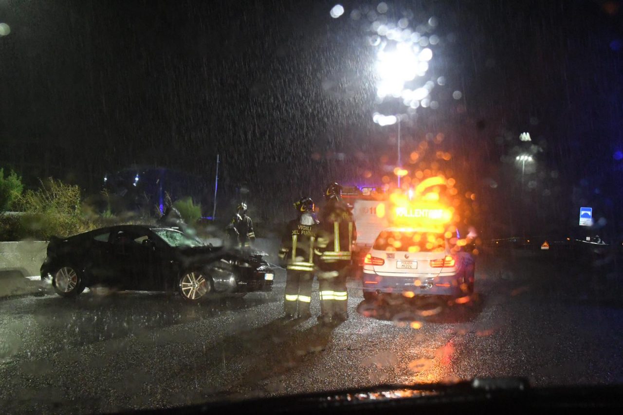 Fuori strada con l’auto in Statale 36: quattro feriti FOTO