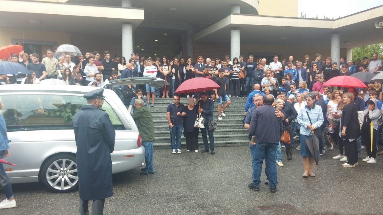 In tantissimi per l’ultimo saluto a Matteo, morto in moto a 18 anni