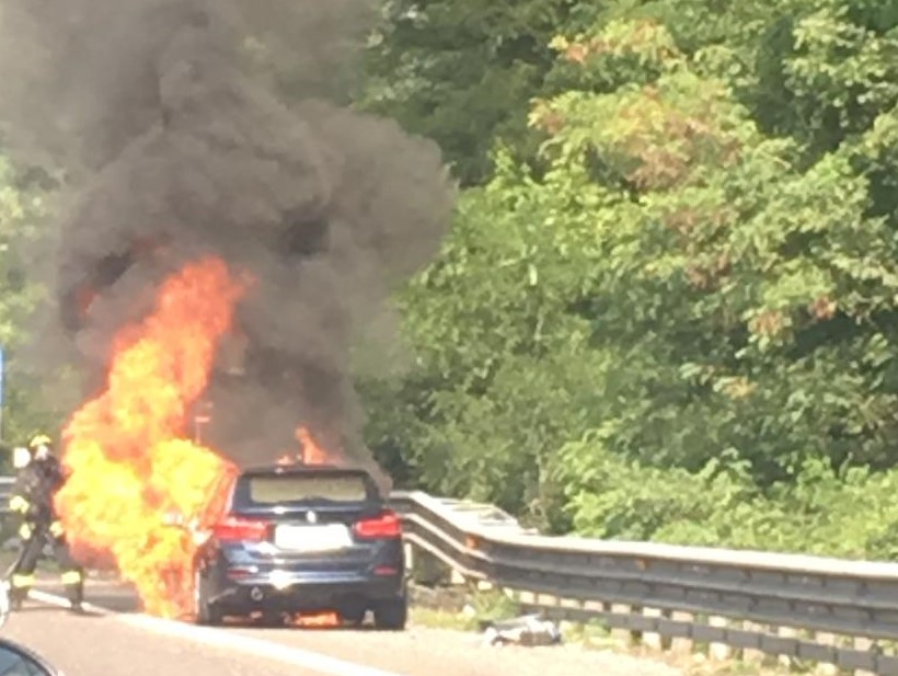 Auto a fuoco lungo la Statale 36 FOTO