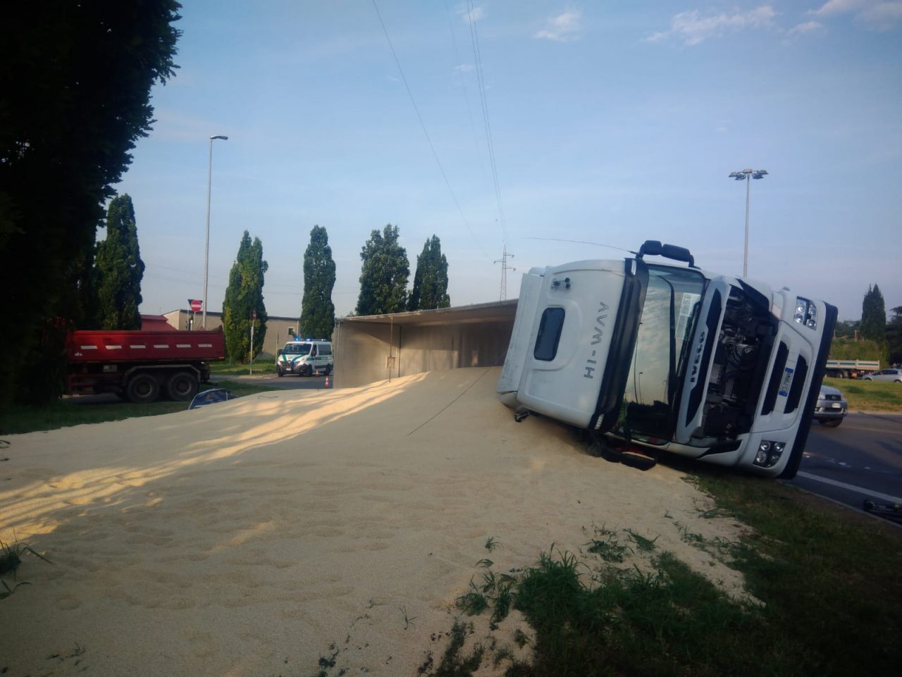 Camion si ribalta: automobilisti multati perché riprendono la scena – FOTO