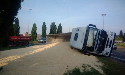 Camion si ribalta: automobilisti multati perché riprendono la scena - FOTO