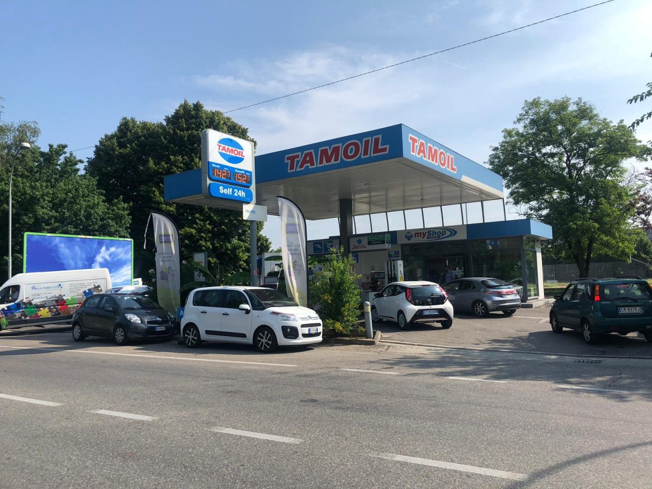 Travolto dalla sua auto mentre gonfia le ruote: grave 58enne